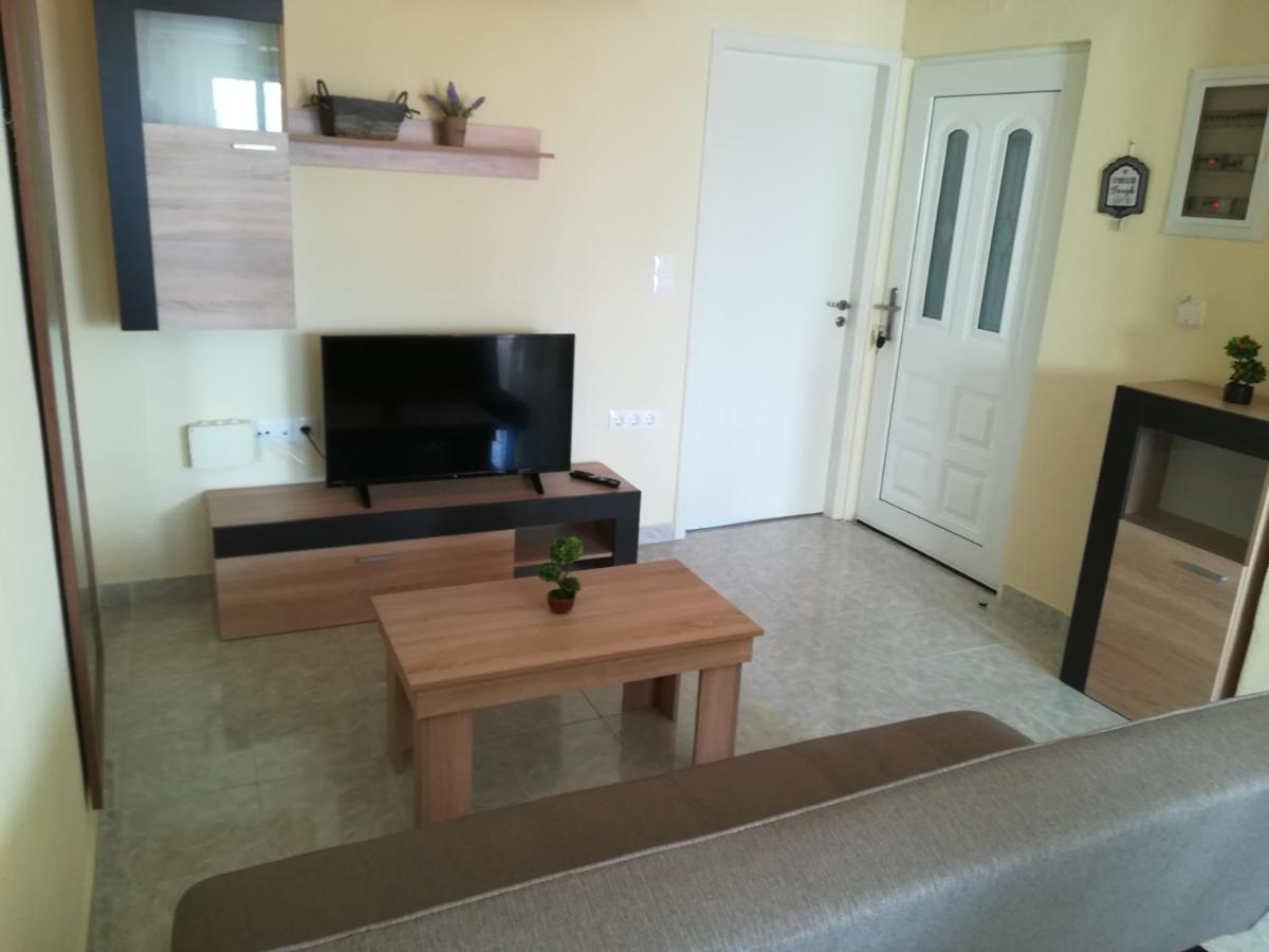 Happy Days Home Apartment Und Studio/Penthouse เอียลิซอส ภายนอก รูปภาพ