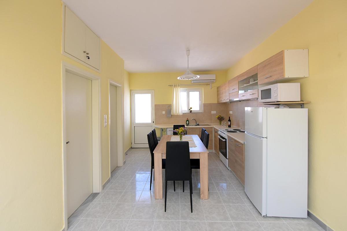 Happy Days Home Apartment Und Studio/Penthouse เอียลิซอส ภายนอก รูปภาพ