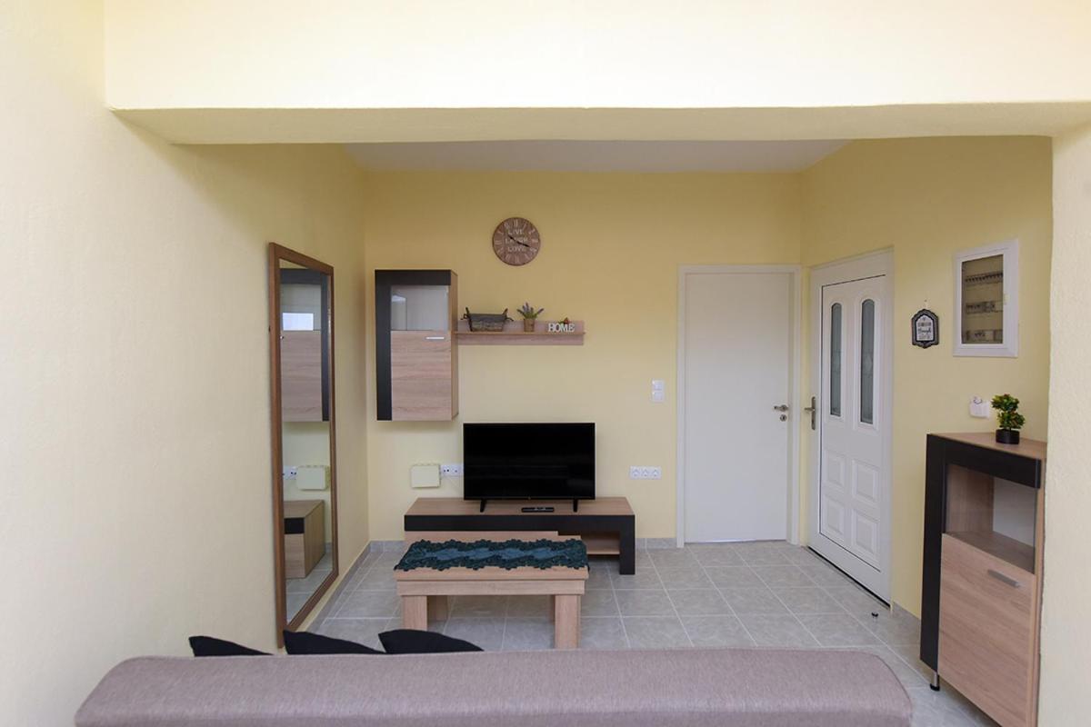 Happy Days Home Apartment Und Studio/Penthouse เอียลิซอส ภายนอก รูปภาพ