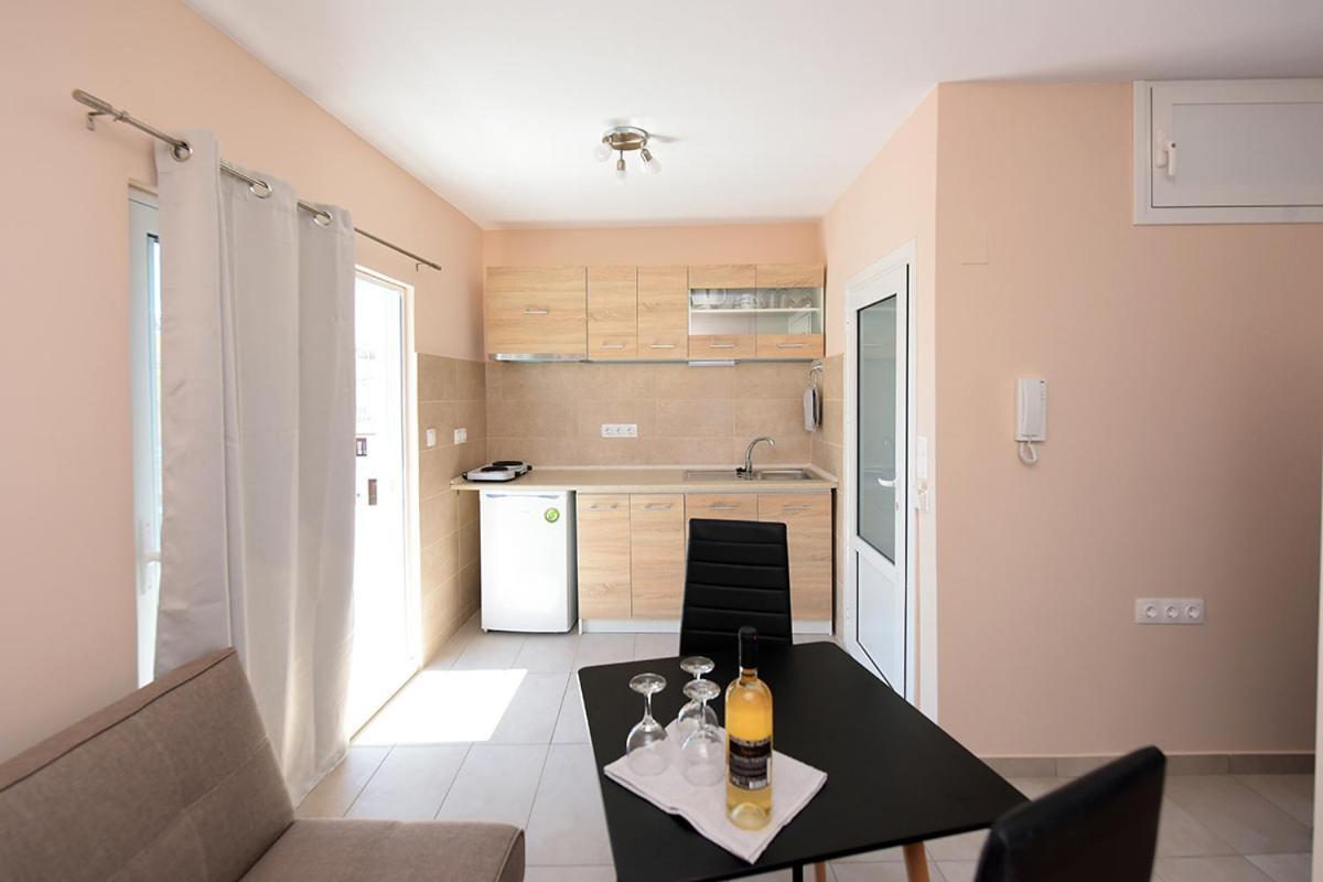 Happy Days Home Apartment Und Studio/Penthouse เอียลิซอส ภายนอก รูปภาพ