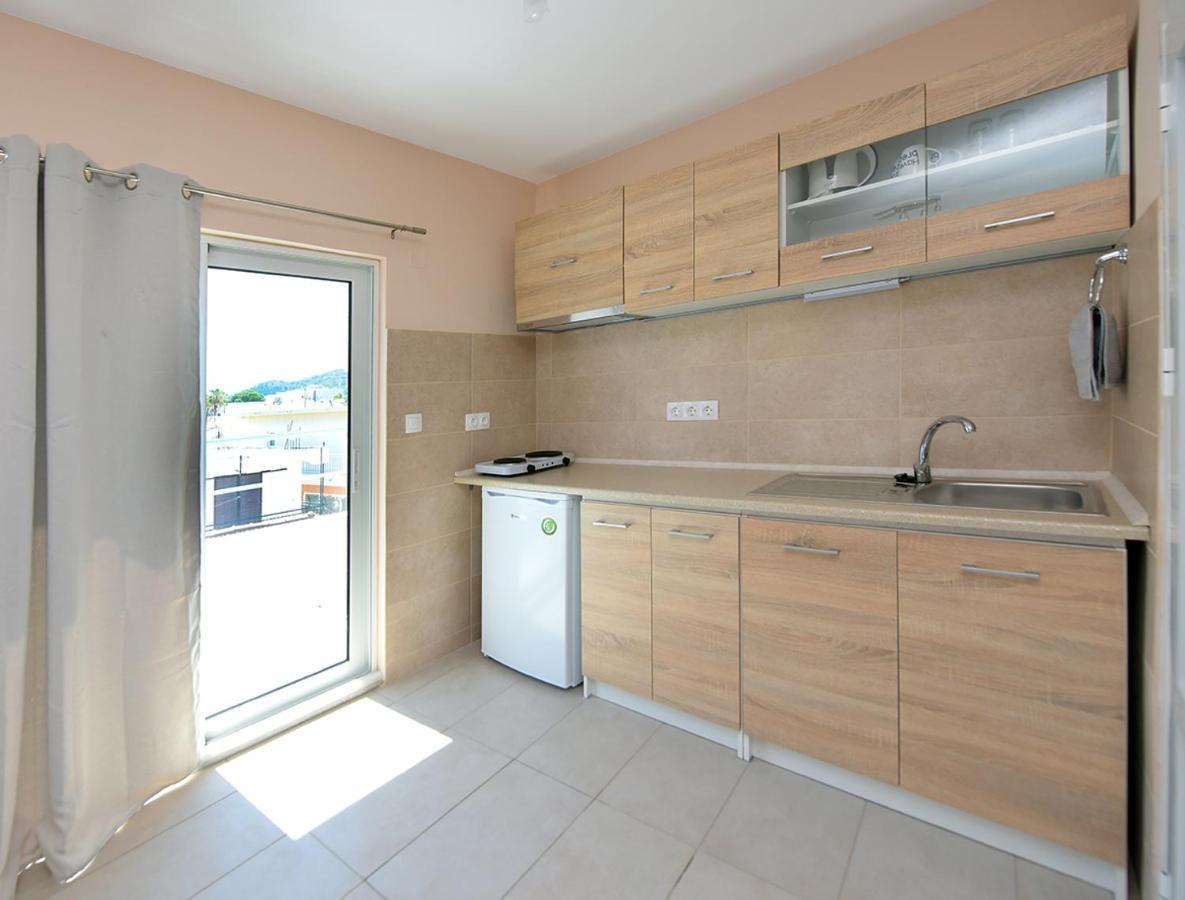 Happy Days Home Apartment Und Studio/Penthouse เอียลิซอส ภายนอก รูปภาพ