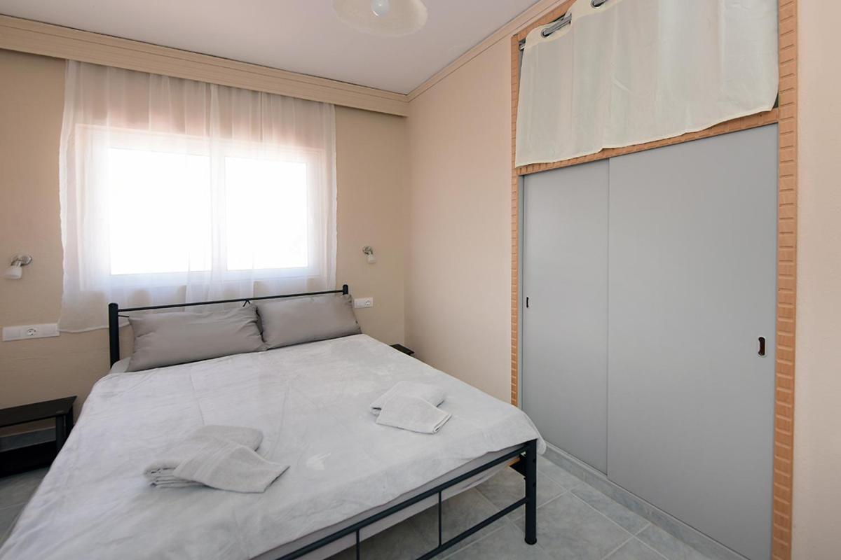 Happy Days Home Apartment Und Studio/Penthouse เอียลิซอส ภายนอก รูปภาพ