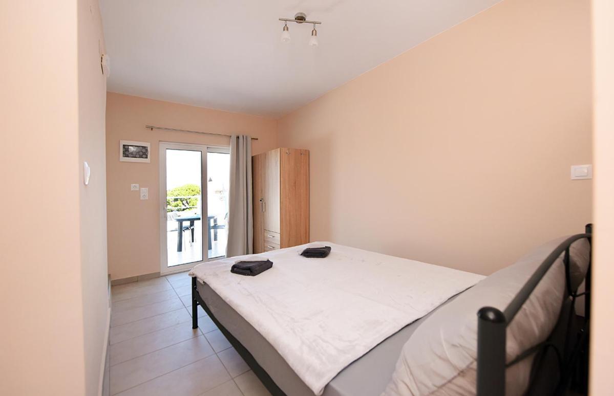 Happy Days Home Apartment Und Studio/Penthouse เอียลิซอส ภายนอก รูปภาพ