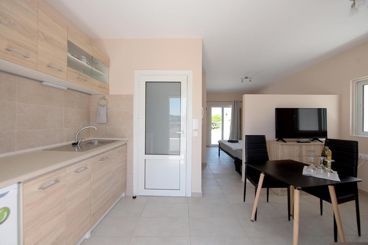 Happy Days Home Apartment Und Studio/Penthouse เอียลิซอส ภายนอก รูปภาพ