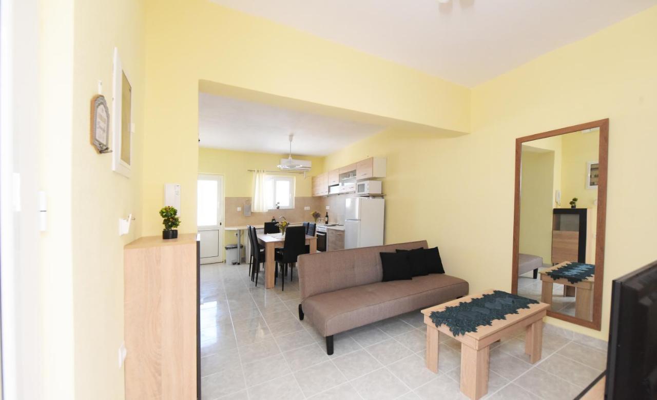 Happy Days Home Apartment Und Studio/Penthouse เอียลิซอส ภายนอก รูปภาพ