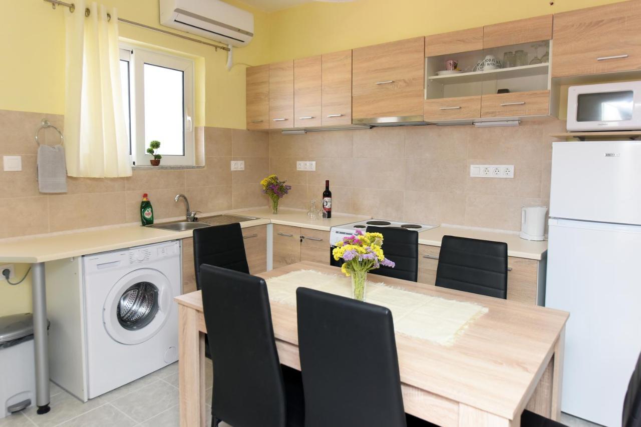 Happy Days Home Apartment Und Studio/Penthouse เอียลิซอส ภายนอก รูปภาพ